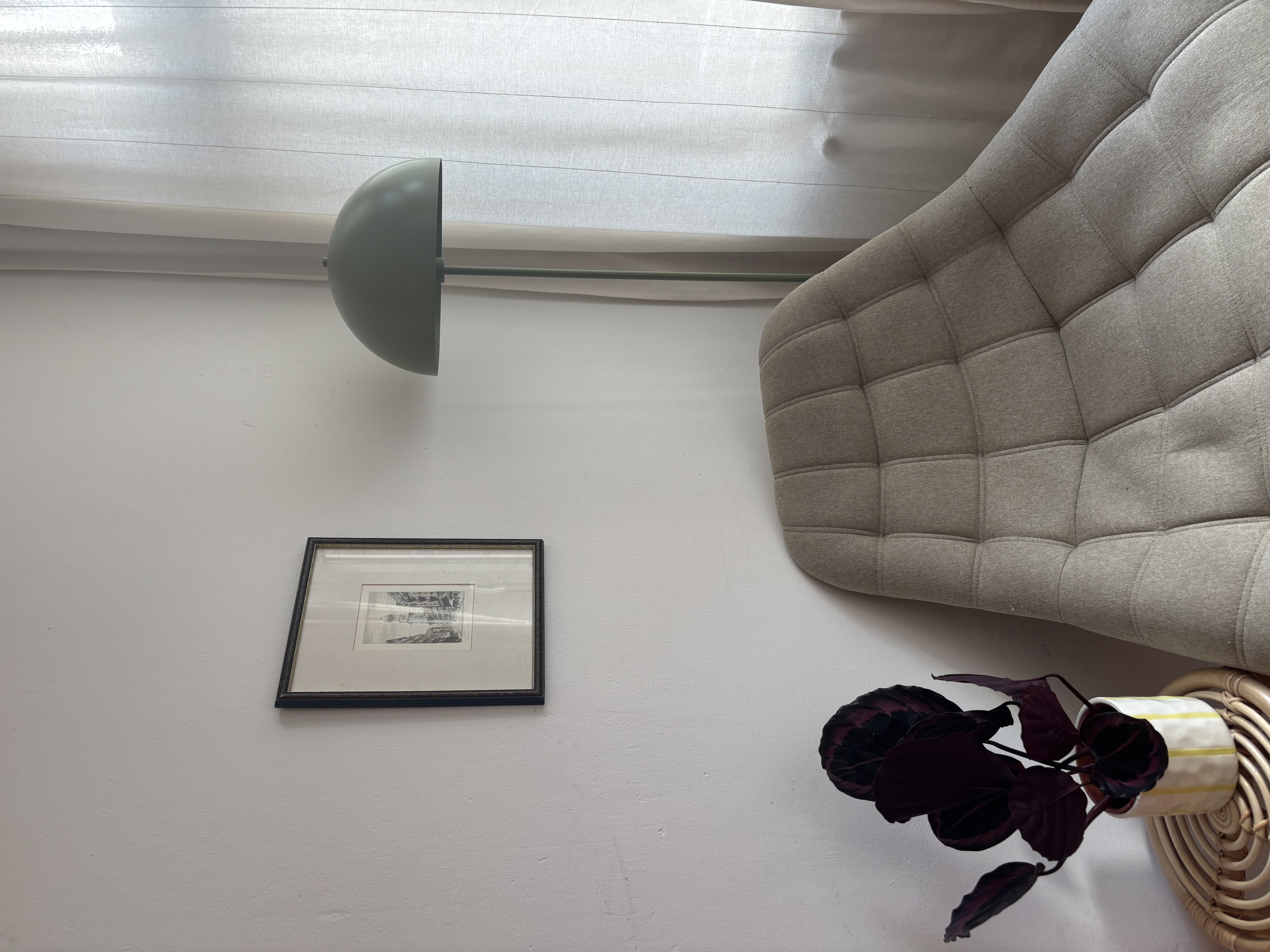 Sessel mit Stehlampe und Pflanze in der Praxis von Vanessa Strecker
